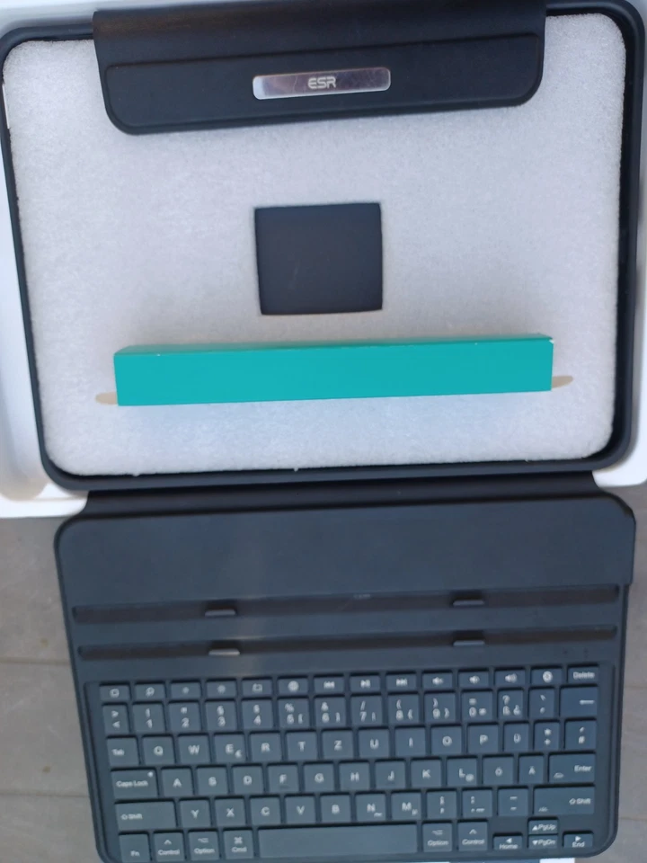 ESR Ascend Keyboard Case Lite / iPad 10(2022) / defekt