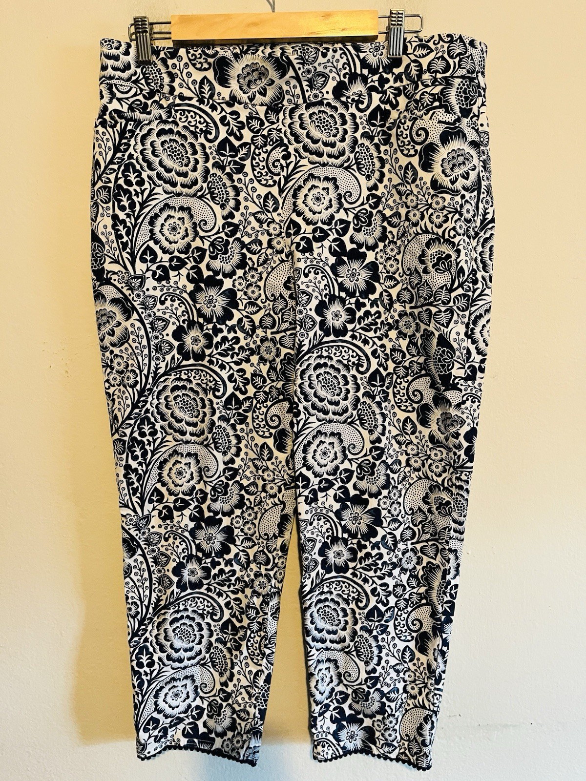 Chico’s Blue & White Floral Cropped Ankle Pants Size 14/2.5