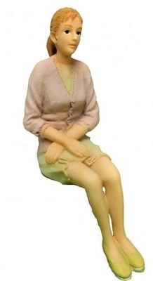 Melody Jane Puppenhaus moderne sitzende Frau rosa Cardi 1:12 Personen Resin Figur