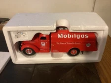 1949 KB-8 International Fuel Tanker 1/34 Scale Mobilgas Die Cast First Gear 2001