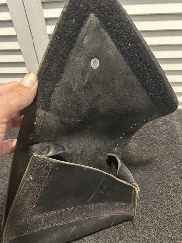 Bolso basculante de cuero negro para motocicleta con tachuelas y concho (¿Harley?) 1a - Imagen 9 de 16