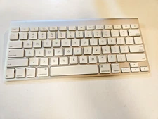 Apple A1314 Wireless Keyboard   White Keys Aluminum Metal Base 2 AA