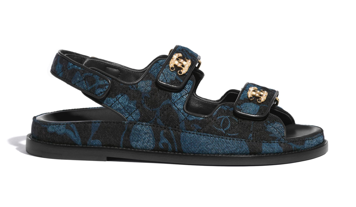 CHANEL ネイビー デニム ミュール Chanel 21A Blue Black Grey Denim CC Logo Mule Slide Strap Flat Dad