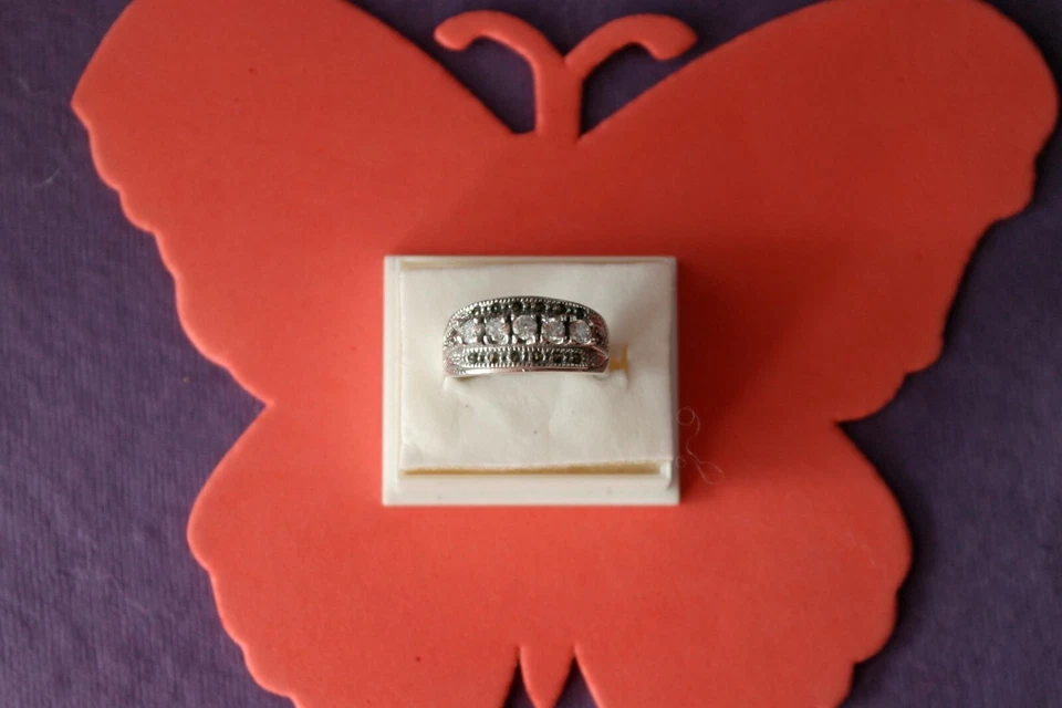 Bello 925 Anello Argento Con Marcasite E Topazio Bianco 4.7 Gr. 1.x 2 Cm. Largo - Immagine 2 di 4