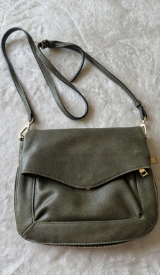 Moda Luxe Green Pebbled Geometric Crossbody Bag Gold Hardware Zip/Magnetic