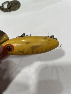leurre de pêche jaune Jitterbug Fred Arbogast vintage Akron, Ohio