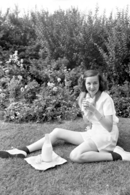 Popular song vocalist and jazz singer Lee Wiley on penthouse ter 1940s 4x6 Photo