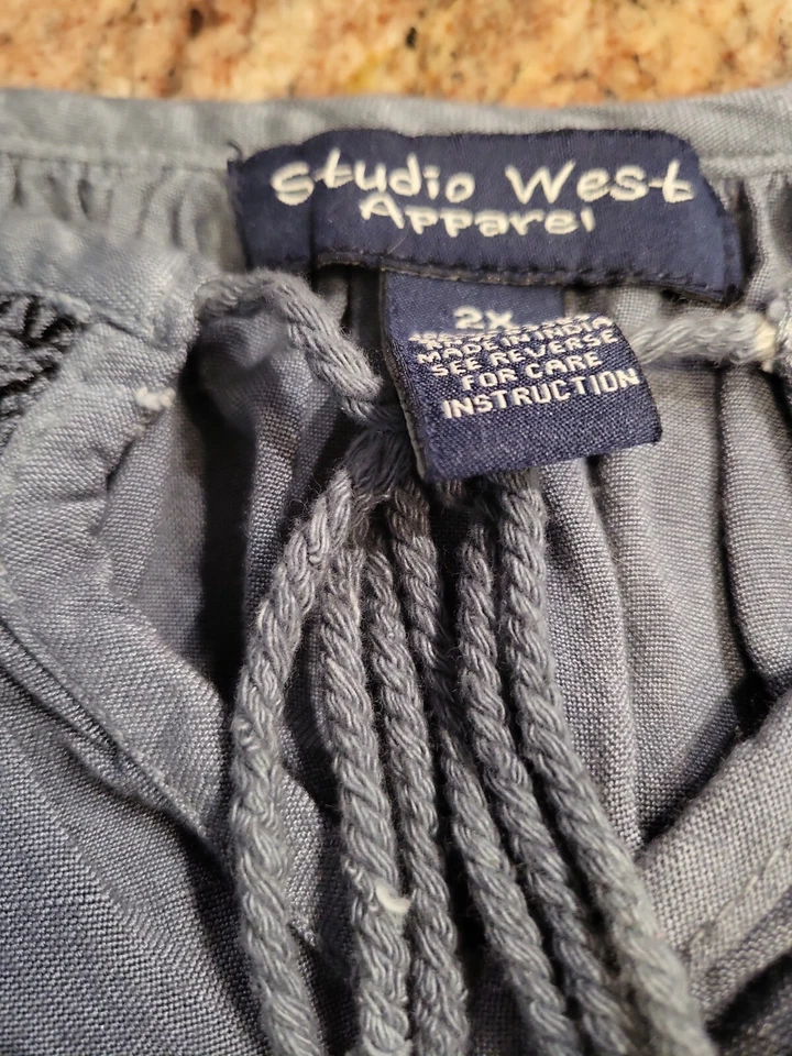 Blusa Studio West Ombre Azul Bordado Borla Talla Grande 2X Mangas Campana Fluidas Foto 3 de 4