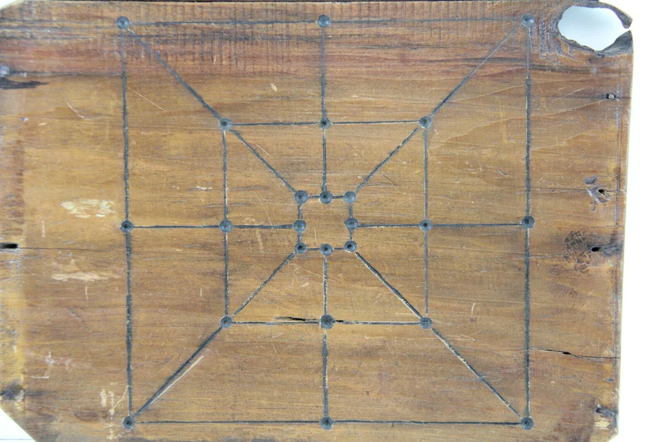 ANTIQUE PRIMITIVE GAME BOARD WOOD KNOT NEW ENGLAND FARM ESTATE FIND LINES HOLES - Image 2 of 4