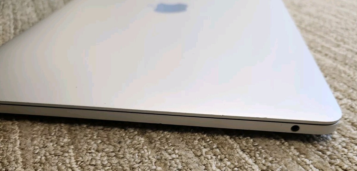 MacBook Pro 13in (2017 128GB SSD Intel i5 2.30GHz 8GB RAM