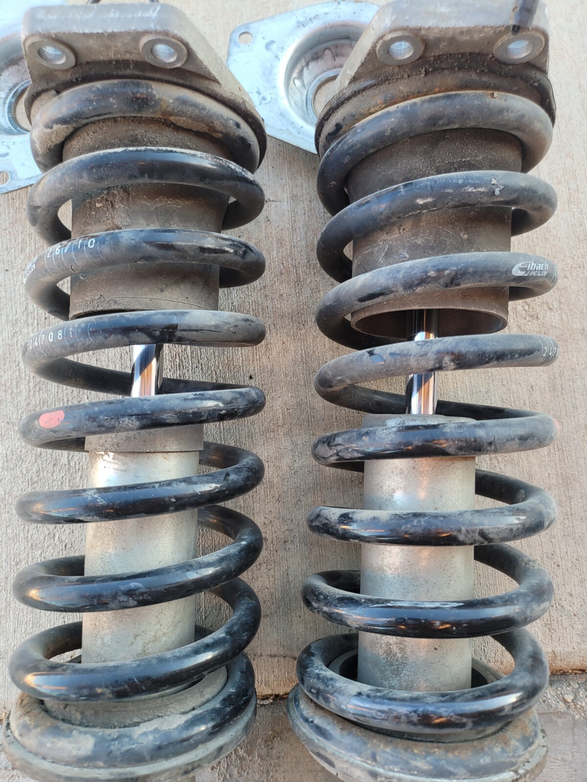 08-16 Maserati GranTurismo Conv M145 Front Left & Right Coil Shock Strut Set OEM