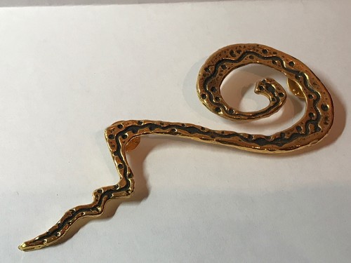 Pin's Rochas - Bijou De Couture, Neuf Avec Étiquette, Accessoire Mode