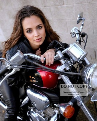 ACTRESS ELIZA DUSHKU - 8X10 PUBLICITY PHOTO (RT-040)