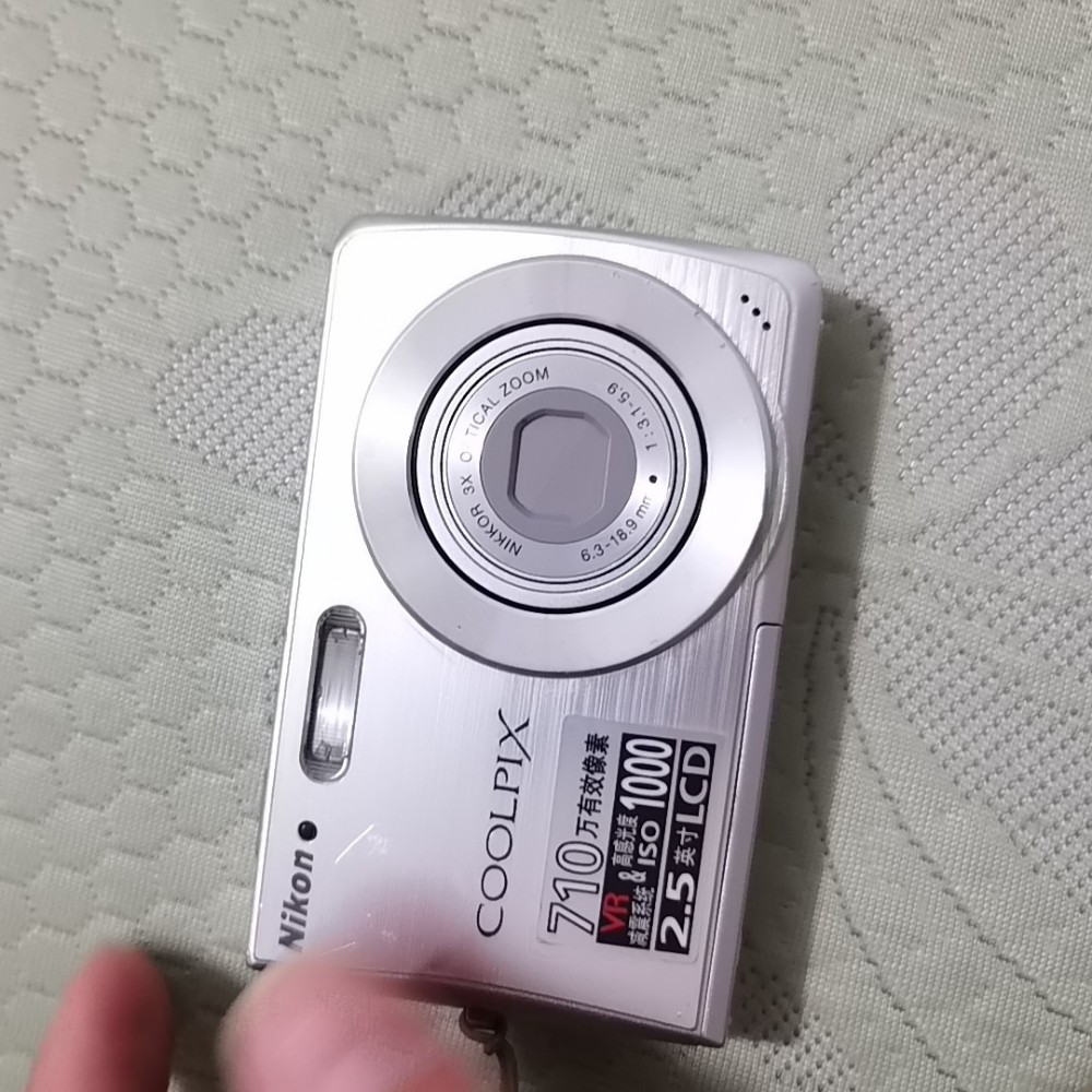 Nikon COOLPIX S200 CCD Digital Camera 7.1MP 3x Optical Zoom