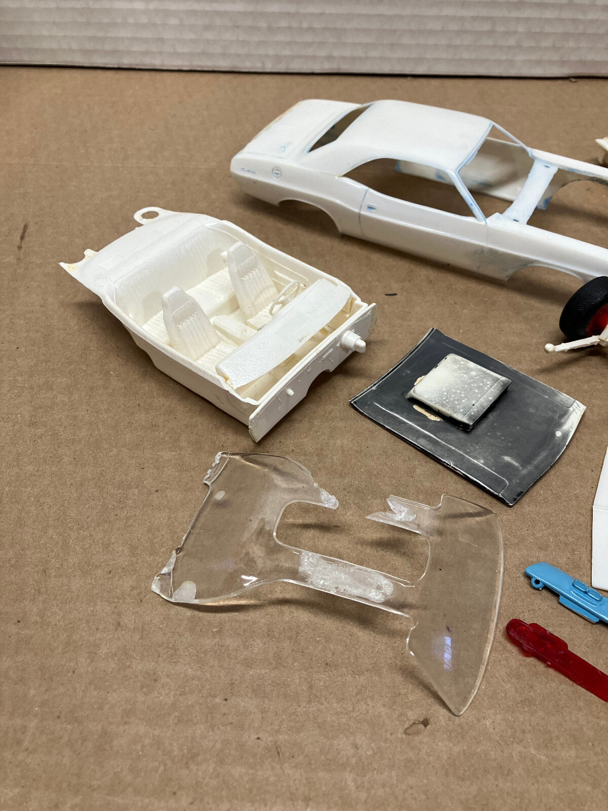 VINTAGE ORIGINAL 1/25 SCALE MPC 1972 DODGE CHALLENGER JUNKYARD PARTS