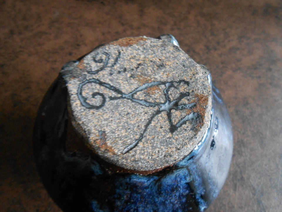 JARRÓN TIRADO A MANO Y ESMALTADO FIRMADO 5 PULGADAS DE ALTO AZUL MARRÓN ESMALTE PESADO Foto 3 de 4