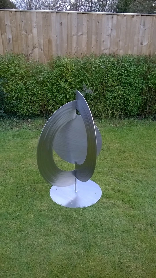 Escultura de acero inoxidable. Foto 3 de 4