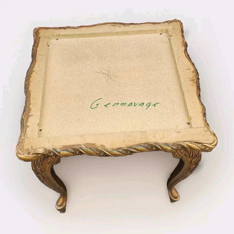 Mesas auxiliares con acabado dorado envejecido con tapa cuadrada de mármol italiano estilizado Foto 3 de 3