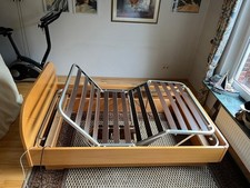 Bett, helles Holz,  Breite ca. 1,20m mit elektr.verstellbarem Lattenrost
