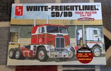 Brand New Sealed AMT 1/25 Scale 2 in 1 White-Freightliner SD/DD Tractor Truck 