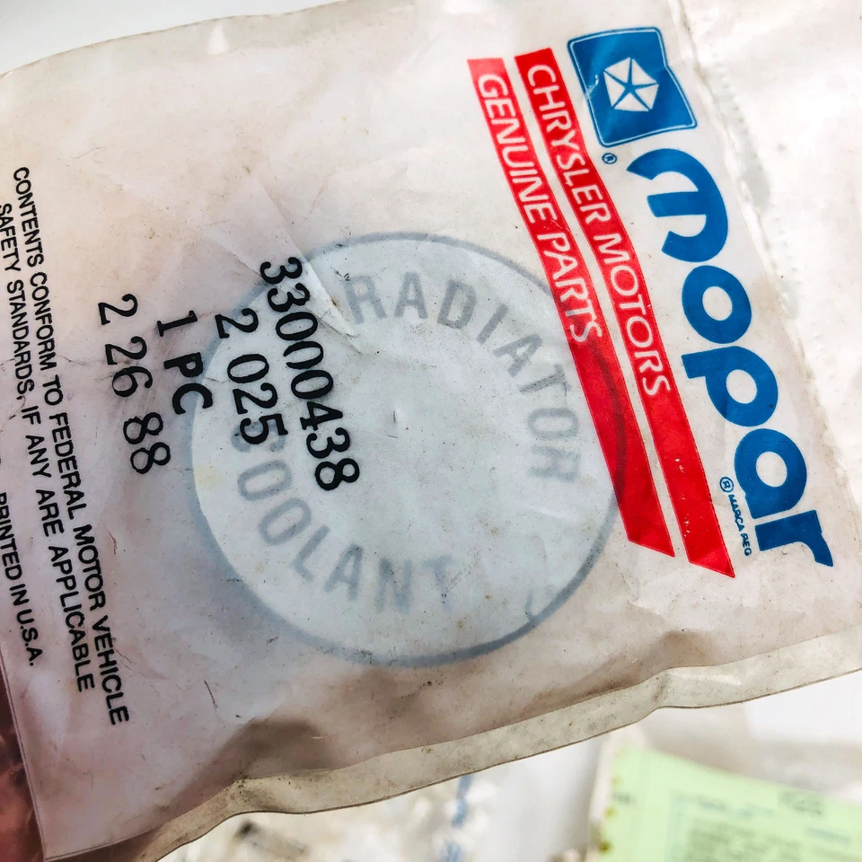 Mopar 33000438 Cap Coolant Bottle OEM NOS 1988-90 8cy Jeep Gnd Wagoneer J10 J20 - Image 3 of 4