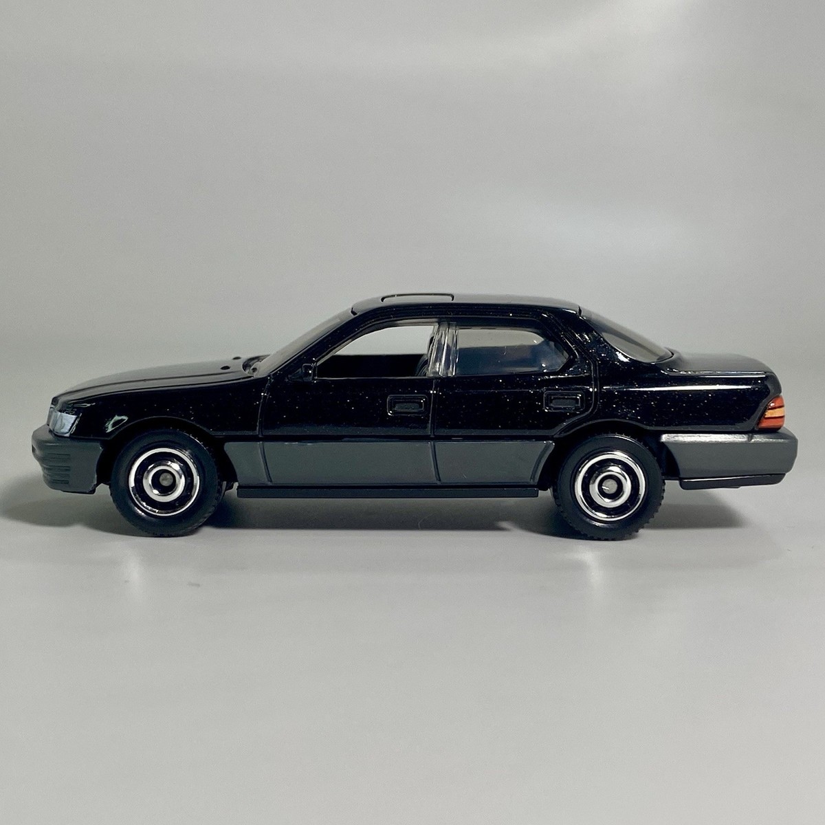 Matchbox 1994 Lexus LS 400 1:64 Scale Diecast Diorama Model Car