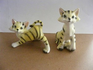 VTG Kitty Cat Salt & Pepper Shaker Set Yellow Black Tiger Striped Japan Label