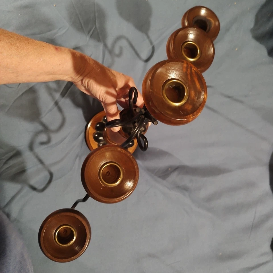 Candelabro cónico vintage de hierro forjado y madera de 5 brazos usado en excelente estado  Foto 3 de 4