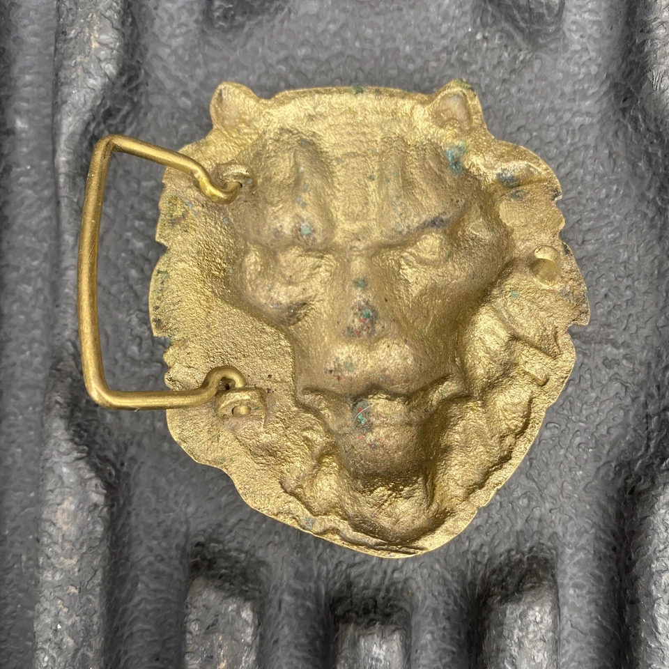 Hebilla de cinturón con cabeza de león de latón vintage Foto 3 de 4