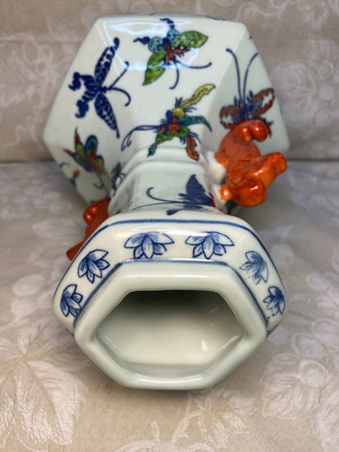 Jarrón hexagonal de porcelana china, decoración de mariposas con asas sello azul - Imagen 7 de 12