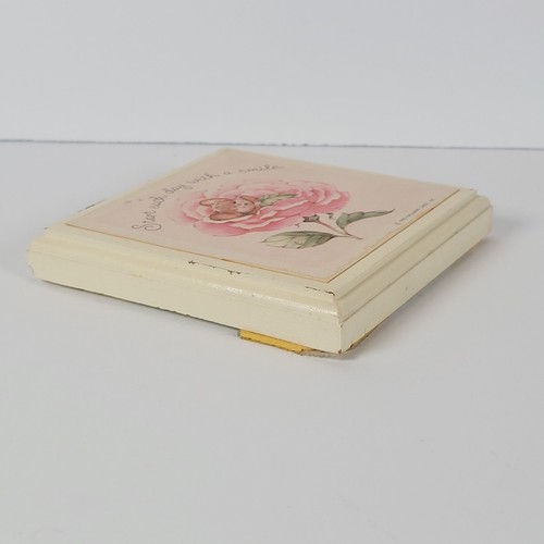 Vintage Hallmark Wall Plaque ~ Start Each Day With A Smile ~ Mouse in Rose 1980s - Picture 4 of 8