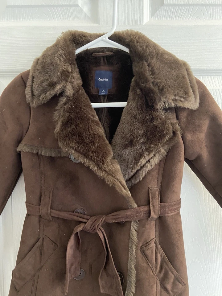 Abrigo GAP Niños Niña Pequeño 6-7 Imitación Marrón Gamuza Piel Forrado Botones Cinturón Foto 2 de 4