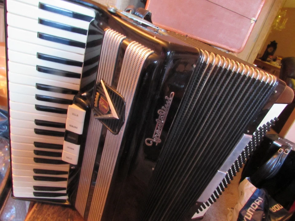 Acordeón, Frontalini, 120 bajos, 19" KB,.3/5 cañas, LMM, buen estado Foto 4 de 4