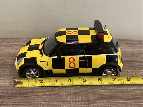 KYOSHO MINI Cooper *FOLLOW ME* #8 Black/Yellow Checker 1/18 RARE 3000pcs - Picture 8 of 16