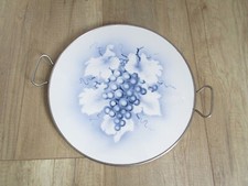 PLATEAU, PLAT A GATEAU, TARTE,  EN FAIENCE DECOR GRAPPE RAISIN ET POIGNÉE MÉTAL