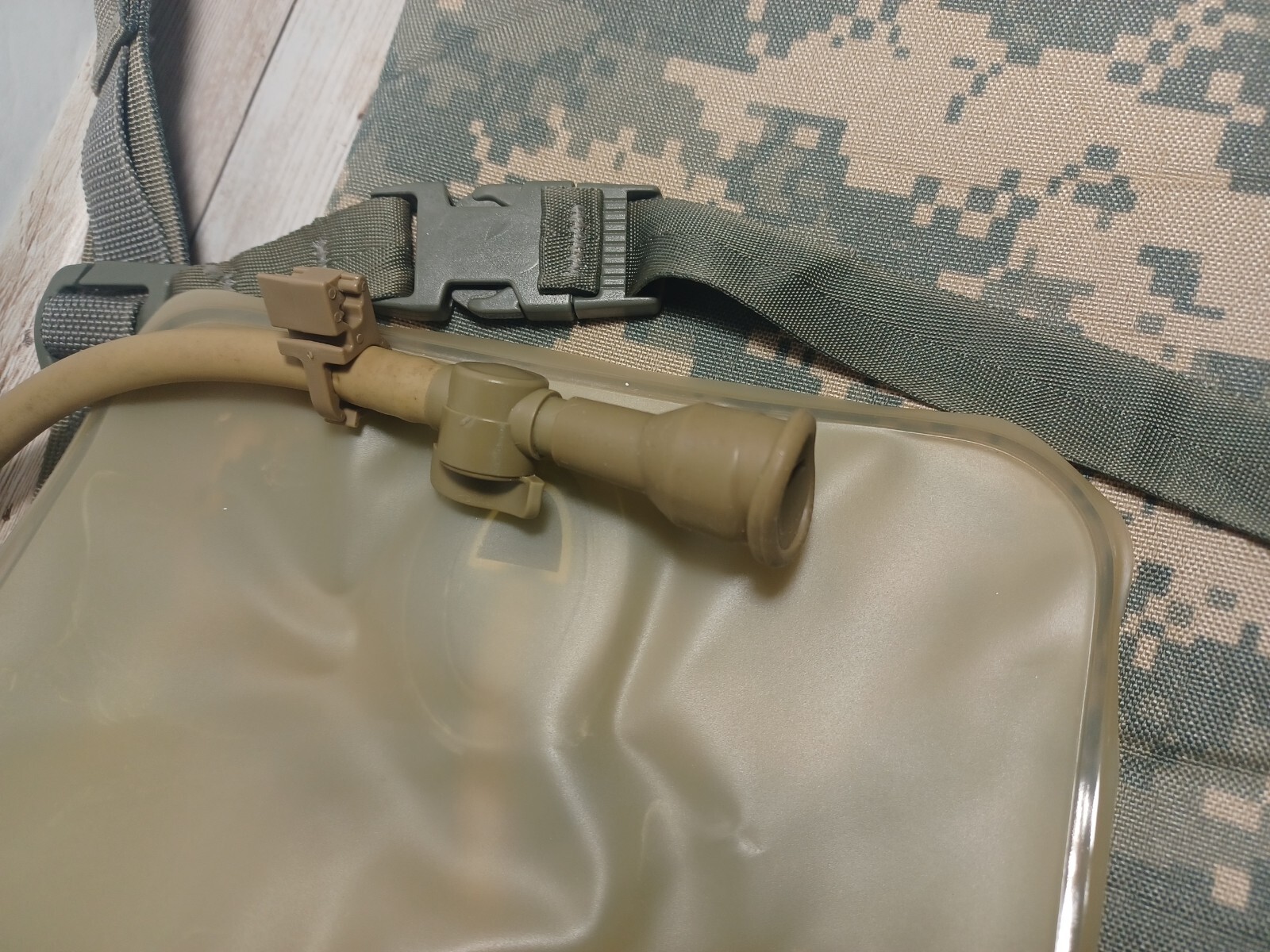 MOLLE II Modular Lightweight Hydration System Carrier Very Good