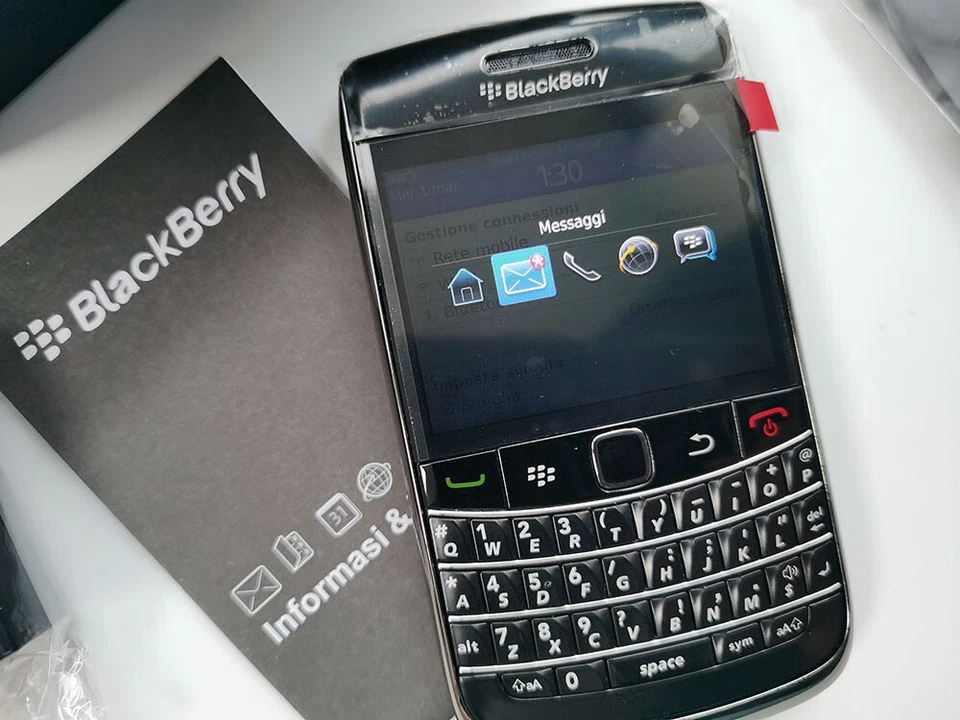 BlackBerry Bold 9780 - 512 MB - 3G 5MP microSDHC GPS Black/White (Unlocked) - Image 3 of 4