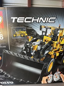 LEGO TECHNIC: Volvo L350f Wheel Loader (42030)