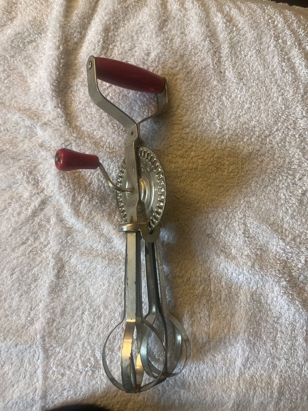 Vintage/Pre-Owned*Dainty Whirl Manual/Hand Mixer/Beater w/Red Wood/Wooden Handle