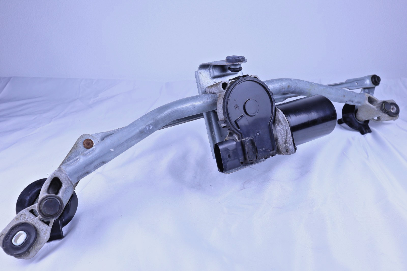 2015-2021 KIA SEDONA OEM FRONT WINDSHIELD WIPER MOTOR W/ LINKAGE GENUINE