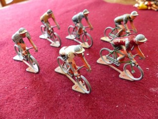 6 PETITS COUREURS CYCLISTES TOUR DE FRANCE métallique ( SALZA ALUDO COFALU ? )