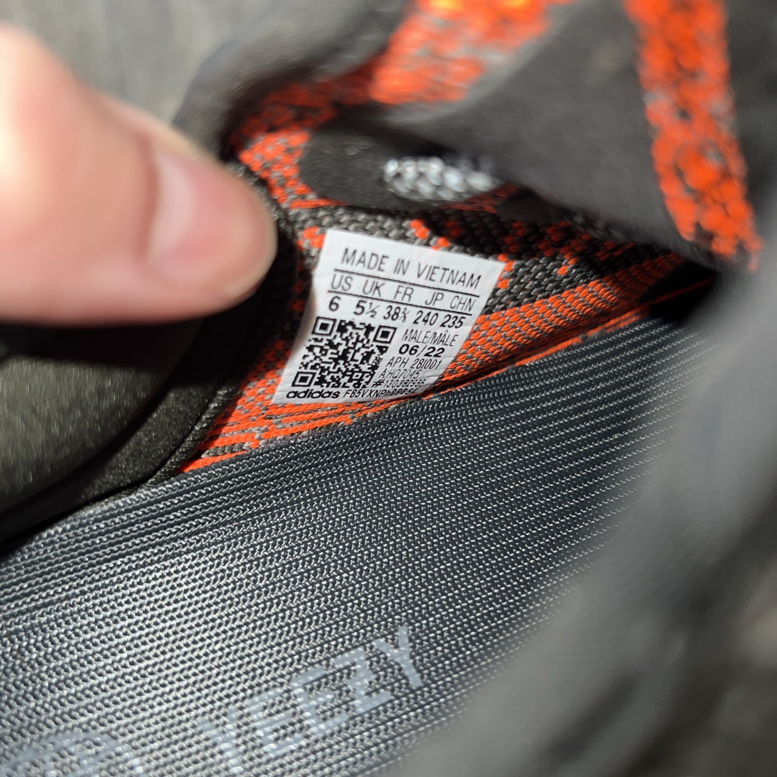 Yeezy Boost 350 V2 Carbon Beluga Size 6 (NEW) image 7