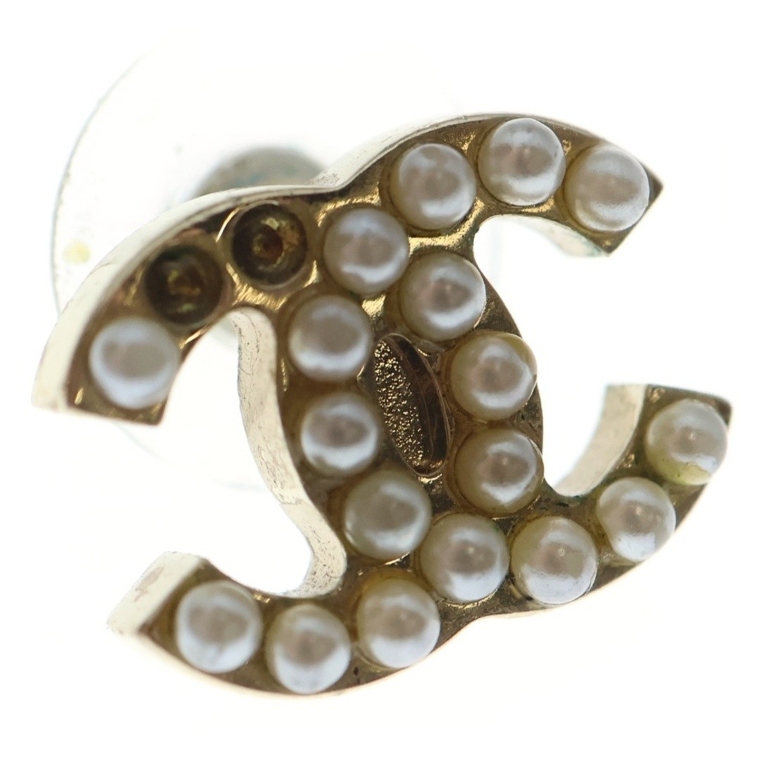 CHANEL Coco Mark Pearl Logo Earrings White X Gold GP Used 35e148101c3402553c4ac9 thumbnail 6