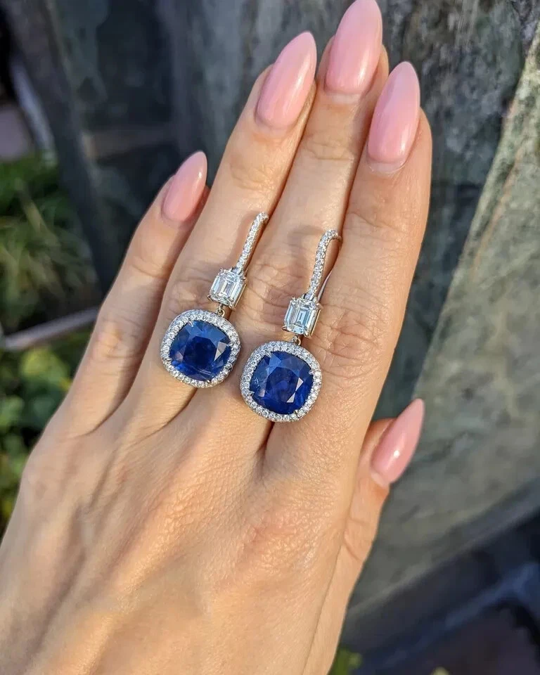 Bonito pendiente de oro blanco de 14 quilates con cojín de zafiro natural y diamantes de 19,69 quilates Foto 2 de 4