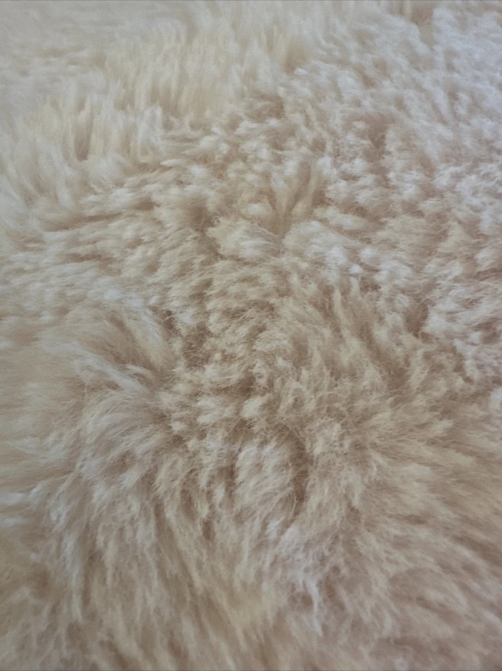 UGG® Australia Trixie 心形毛绒枕头粉色二手二手二手靴子床上用品 — 第 3/4 张图片