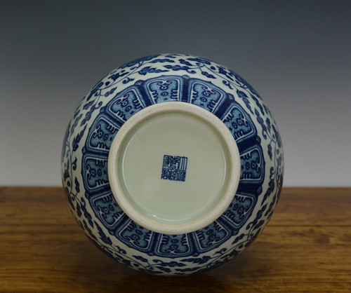 Fine Chinese Qing Qianlong MK Blue and White Globular Flower Porcelain Vase - Picture 6 of 7