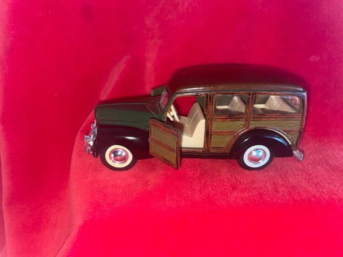Superior Ford 1940 Woody Wagon 1:32 Scale Die Cast - Picture 15 of 18