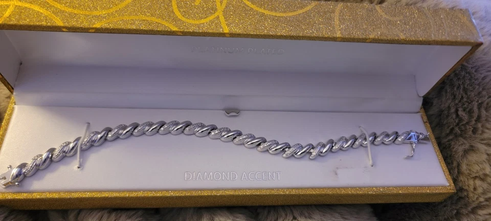 Brazalete enchapado en platino con detalles de diamantes Foto 2 de 4