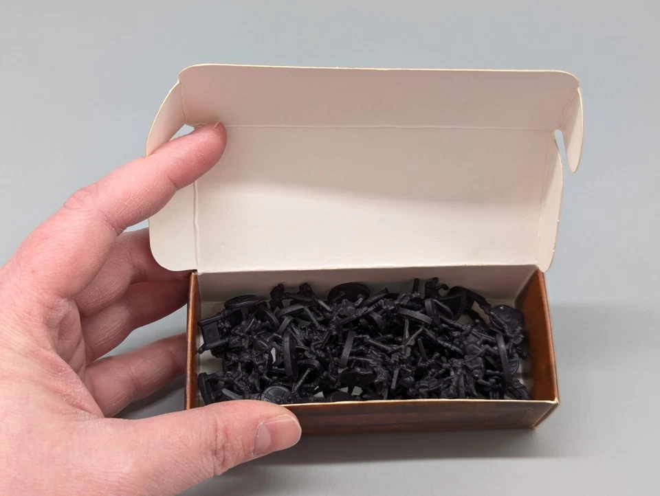 Hasbro 2015 Risk Replacement 60 piezas y caja de infantería del ejército negro/púrpura solamente Foto 2 de 4