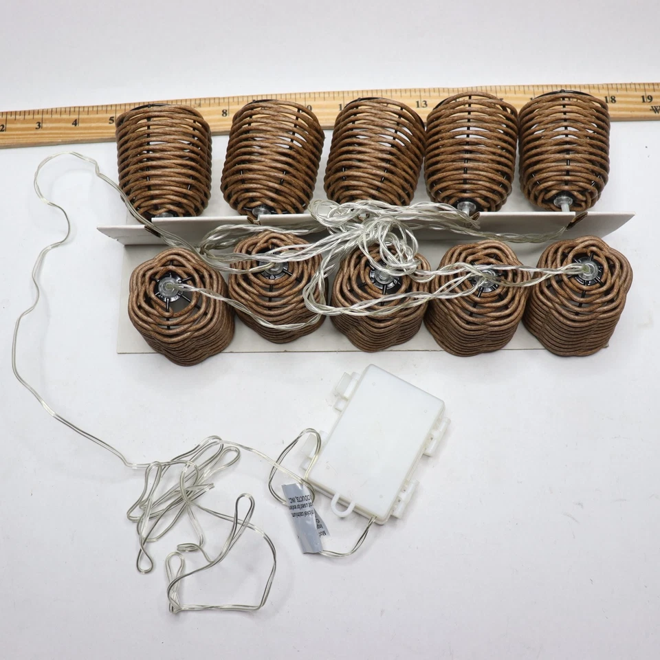 Juego de luces LED de cadena a batería Hampton Bay con pantallas de ratán 10 bombillas 15' Foto 4 de 4